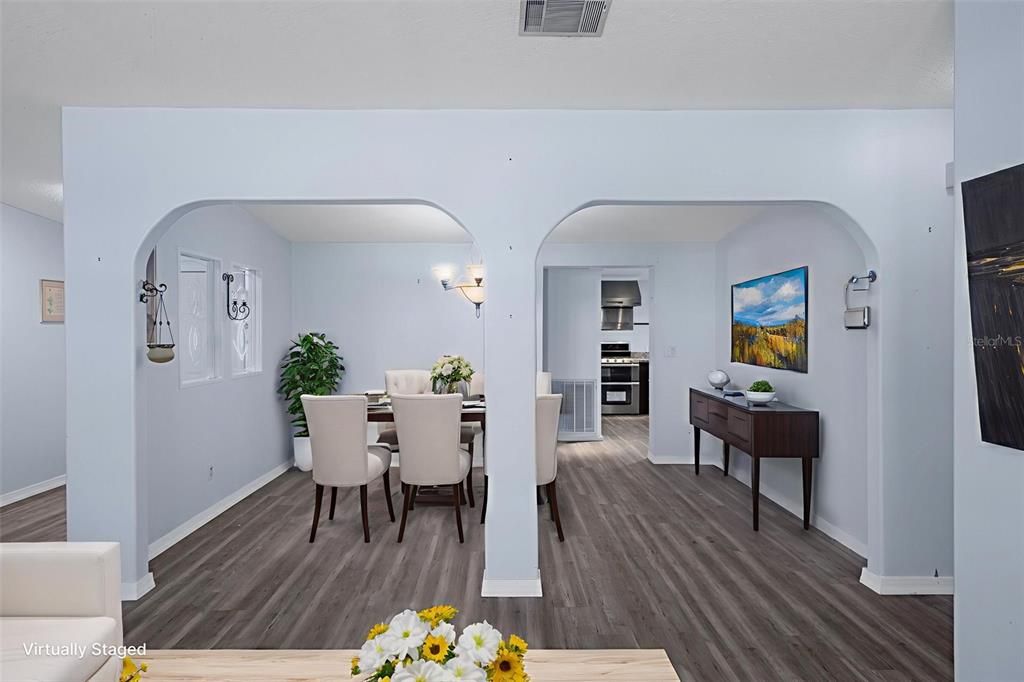 待售: $230,000 (4 贝兹, 3 浴室, 2342 平方英尺)