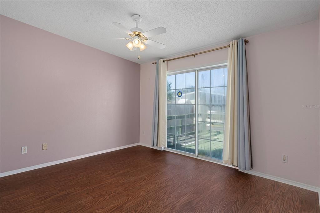 待售: $230,000 (4 贝兹, 3 浴室, 2342 平方英尺)