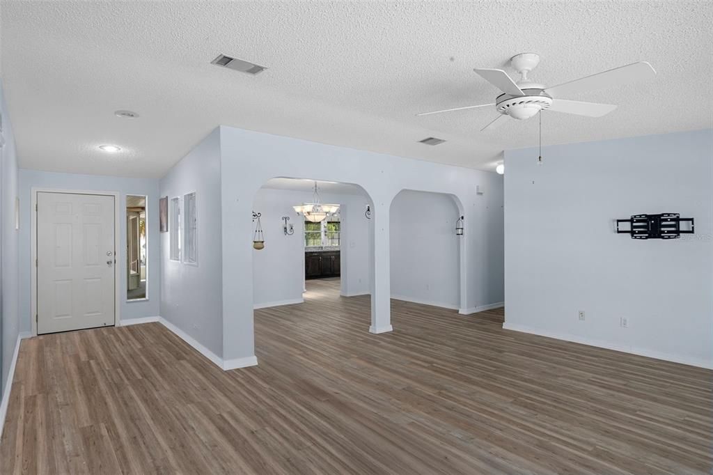 待售: $230,000 (4 贝兹, 3 浴室, 2342 平方英尺)