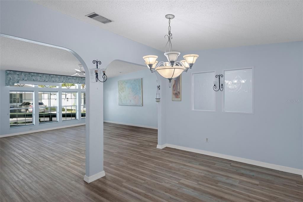 待售: $230,000 (4 贝兹, 3 浴室, 2342 平方英尺)