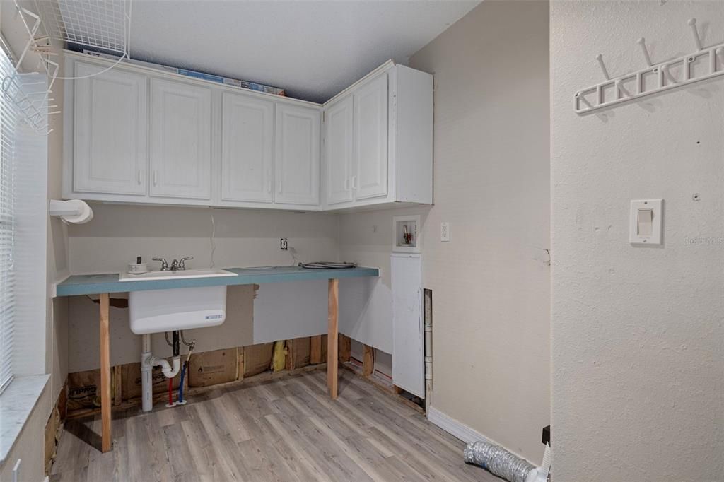 待售: $230,000 (4 贝兹, 3 浴室, 2342 平方英尺)