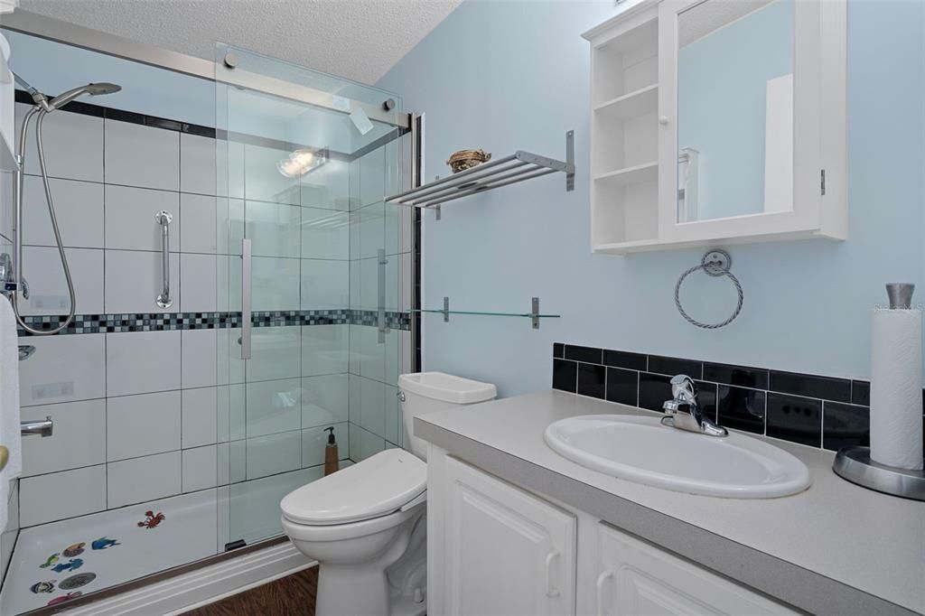 待售: $230,000 (4 贝兹, 3 浴室, 2342 平方英尺)