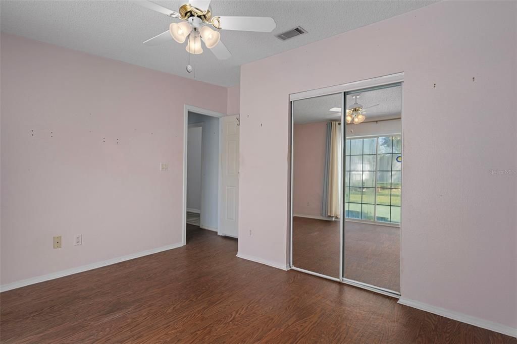 待售: $230,000 (4 贝兹, 3 浴室, 2342 平方英尺)