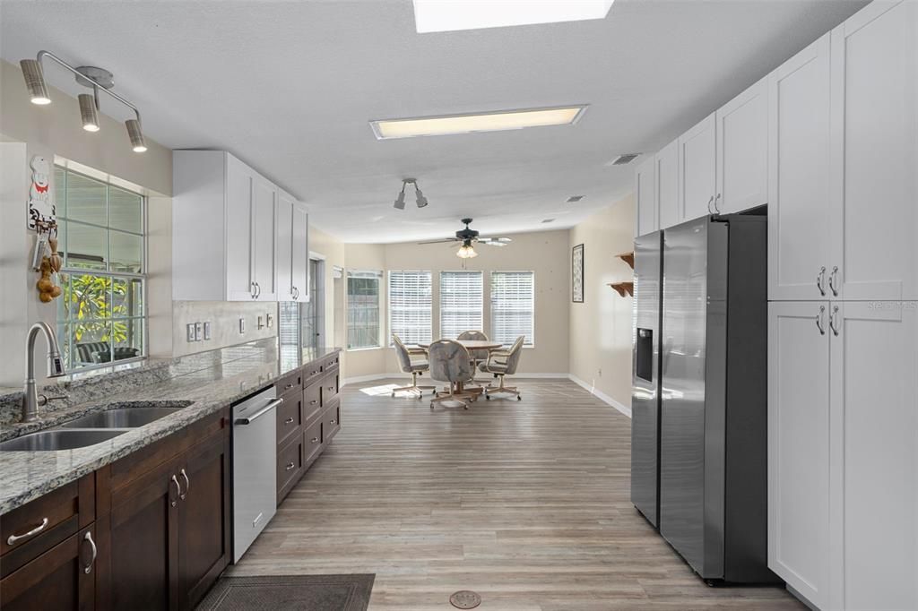 待售: $230,000 (4 贝兹, 3 浴室, 2342 平方英尺)