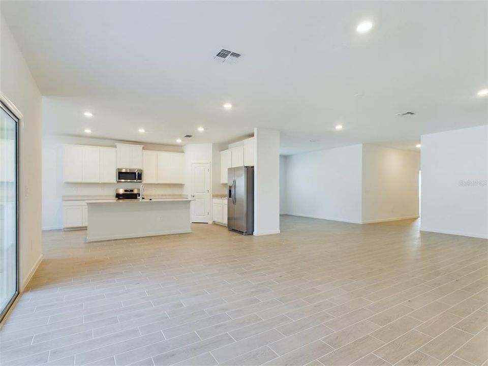 For Rent: $2,450 (4 beds, 3 baths, 2571 Square Feet)