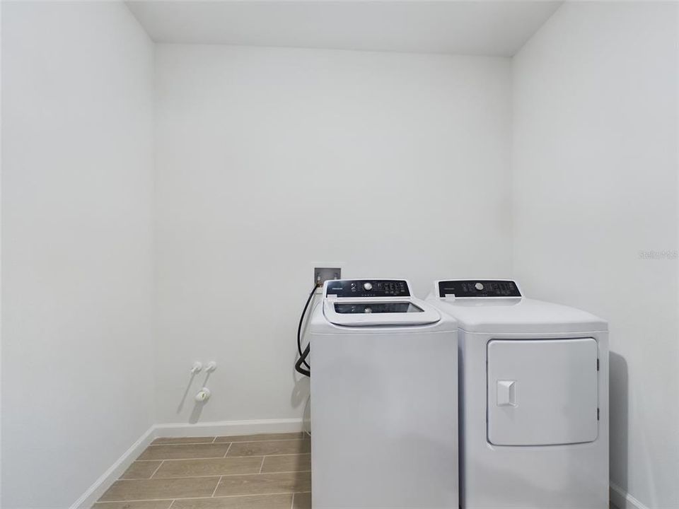 For Rent: $2,450 (4 beds, 3 baths, 2571 Square Feet)