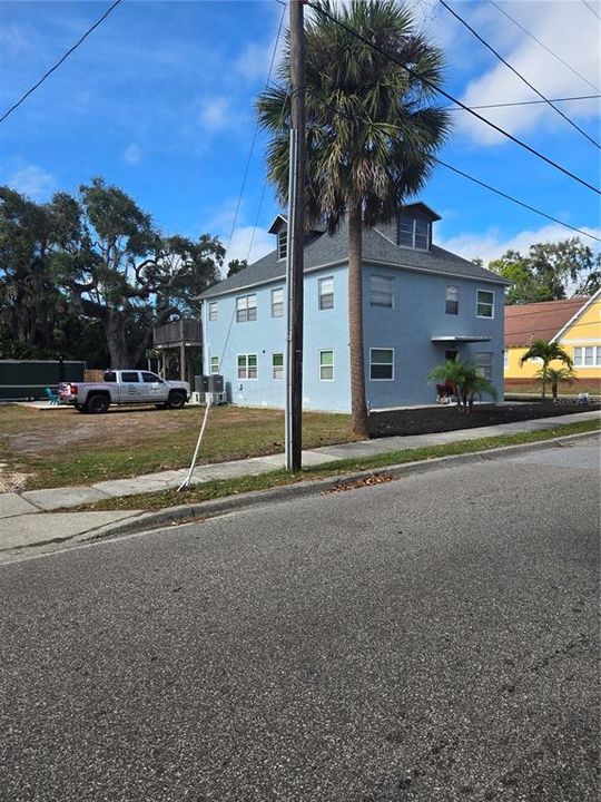 For Rent: $2,000 (3 beds, 1 baths, 2720 Square Feet)