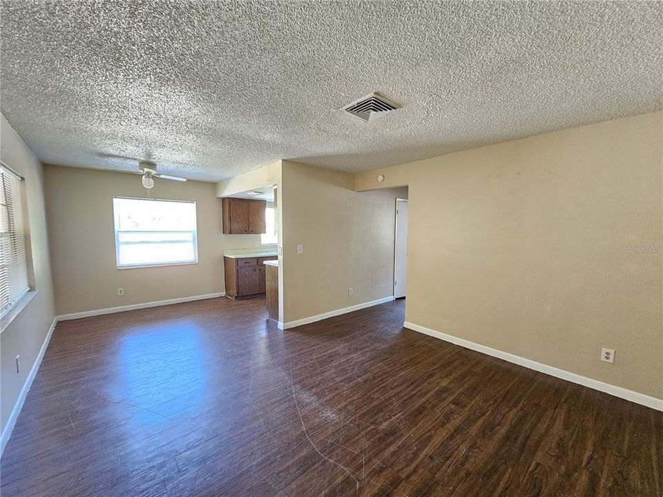 For Rent: $1,320 (2 beds, 1 baths, 800 Square Feet)