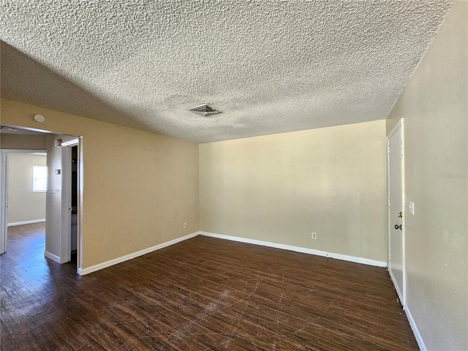 For Rent: $1,320 (2 beds, 1 baths, 800 Square Feet)