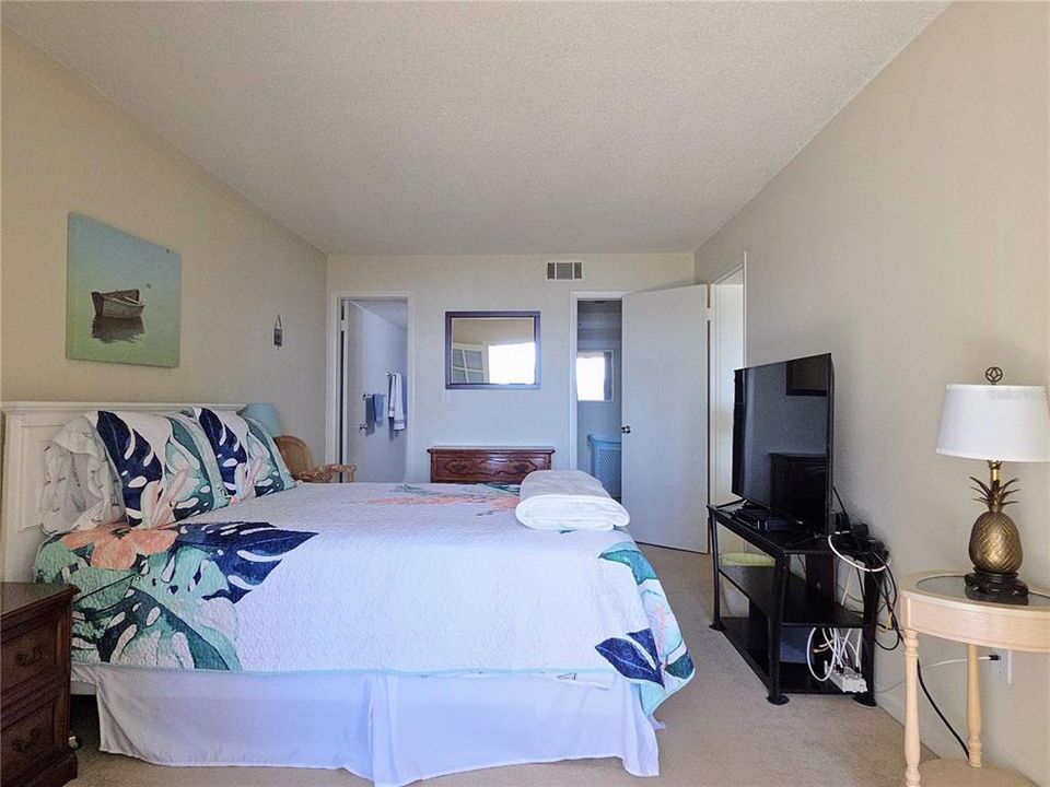 出租: $1,900 (1 贝兹, 1 浴室, 845 平方英尺)