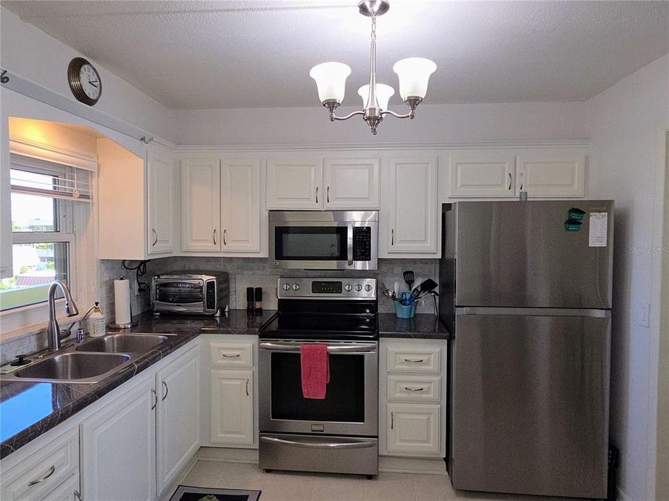 出租: $1,900 (1 贝兹, 1 浴室, 845 平方英尺)