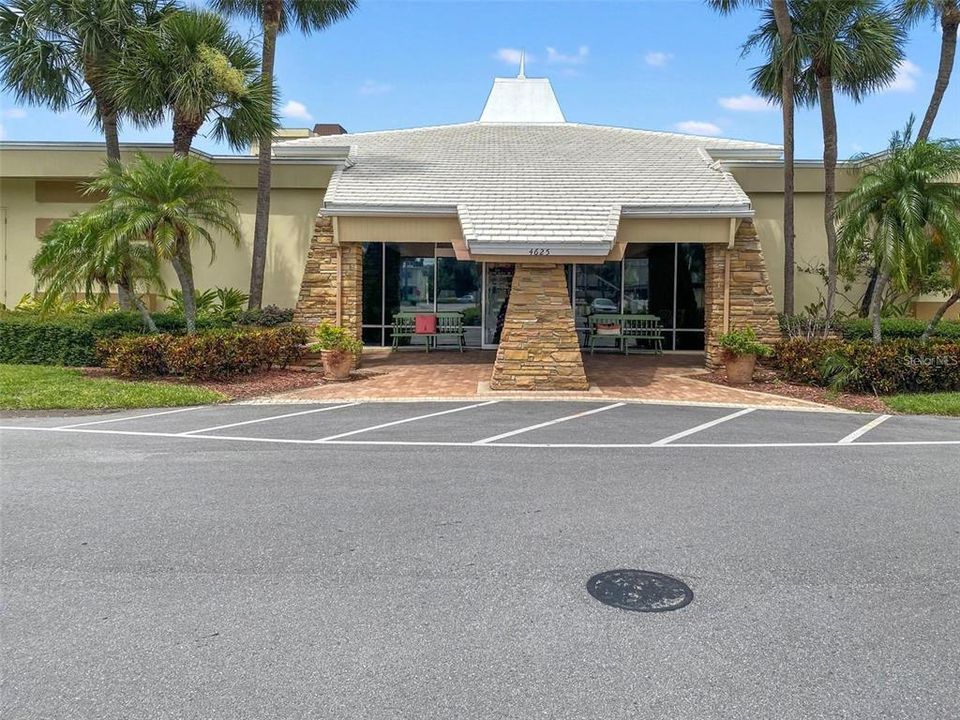 出租: $1,900 (1 贝兹, 1 浴室, 845 平方英尺)