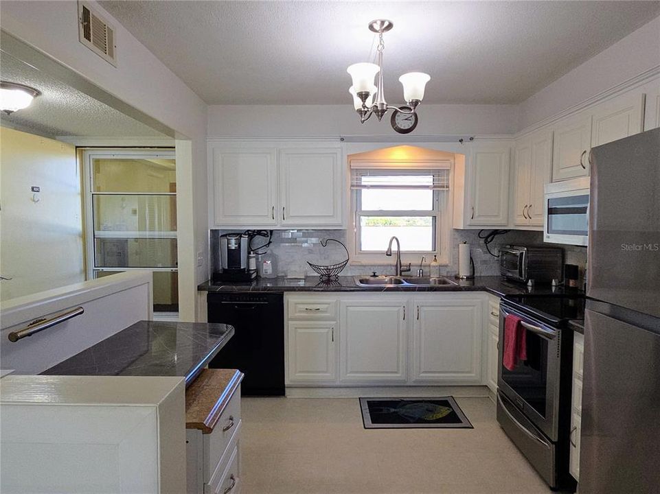 出租: $1,900 (1 贝兹, 1 浴室, 845 平方英尺)