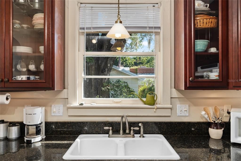 合同活跃: $349,900 (2 贝兹, 1 浴室, 1186 平方英尺)