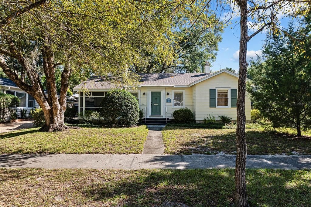 合同活跃: $349,900 (2 贝兹, 1 浴室, 1186 平方英尺)