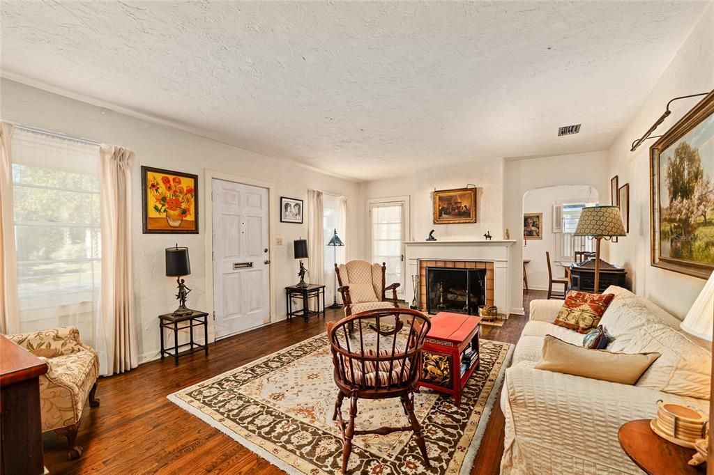 合同活跃: $349,900 (2 贝兹, 1 浴室, 1186 平方英尺)