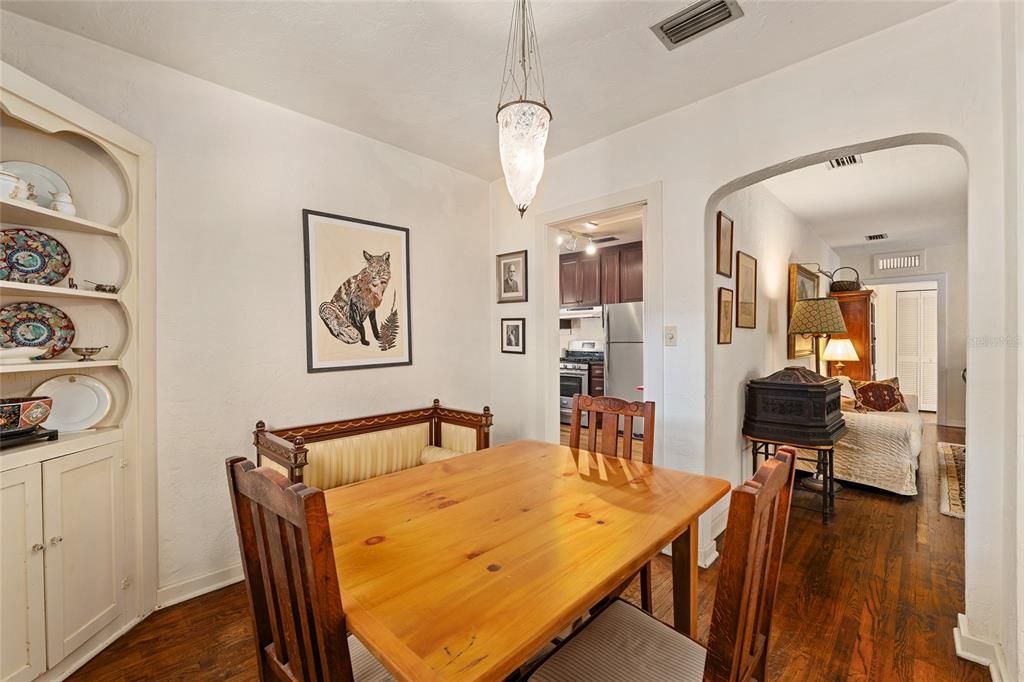 合同活跃: $349,900 (2 贝兹, 1 浴室, 1186 平方英尺)