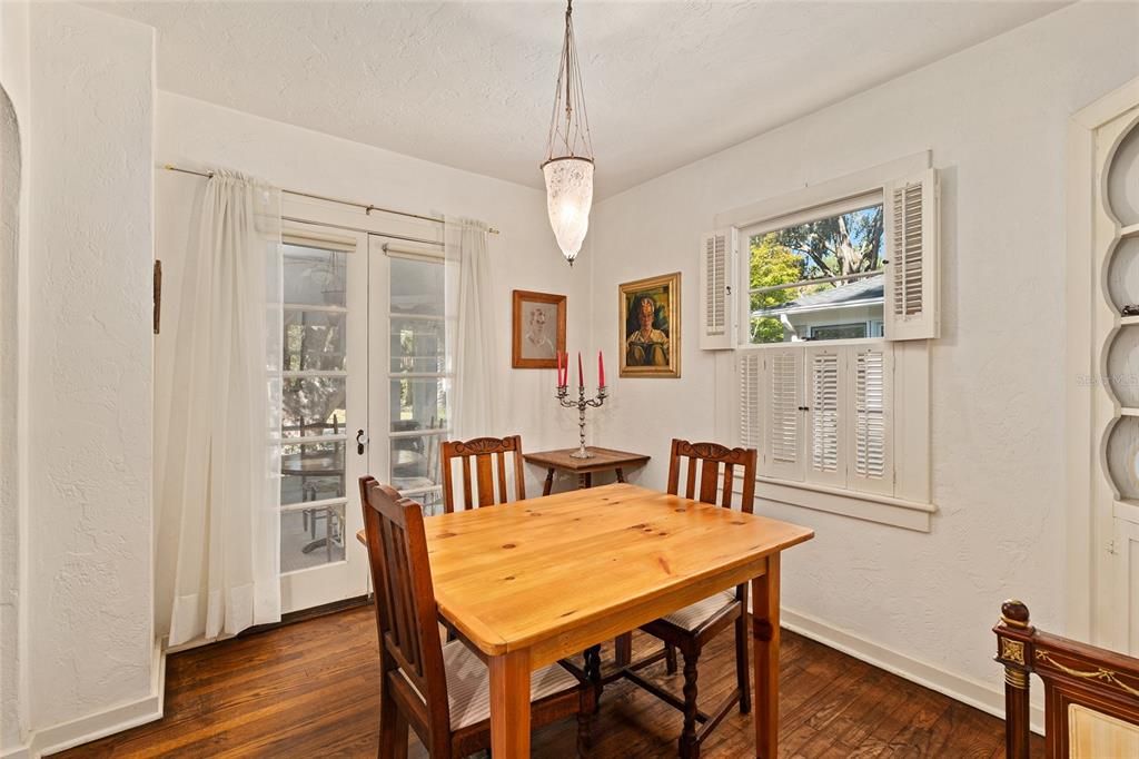 合同活跃: $349,900 (2 贝兹, 1 浴室, 1186 平方英尺)