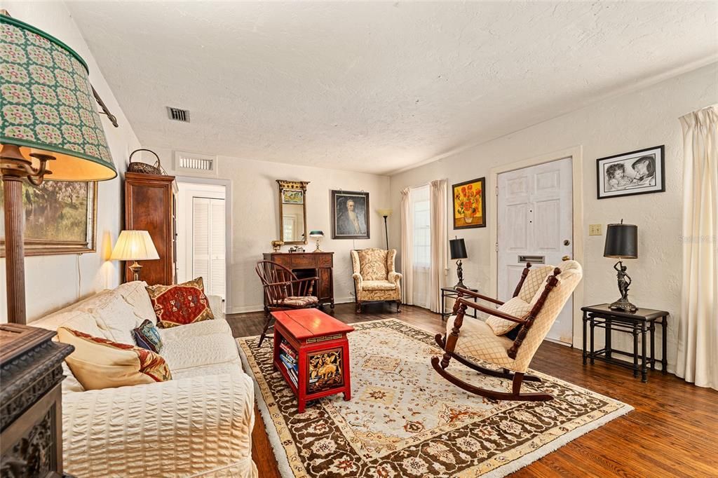 合同活跃: $349,900 (2 贝兹, 1 浴室, 1186 平方英尺)