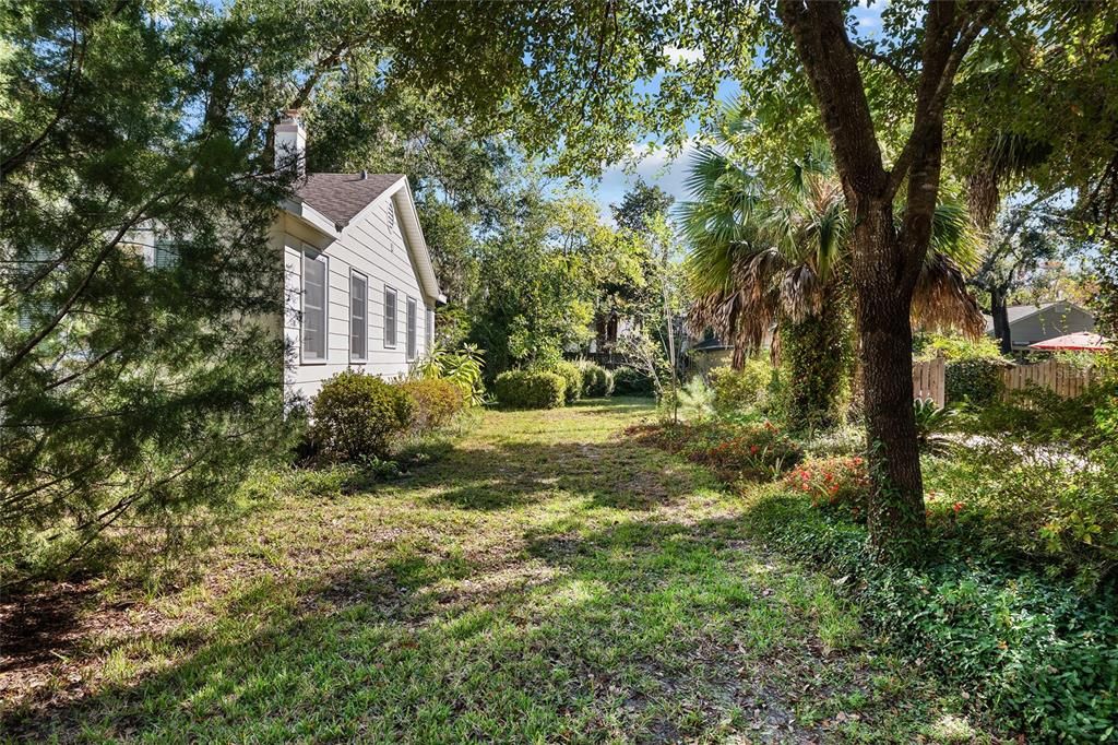 合同活跃: $349,900 (2 贝兹, 1 浴室, 1186 平方英尺)