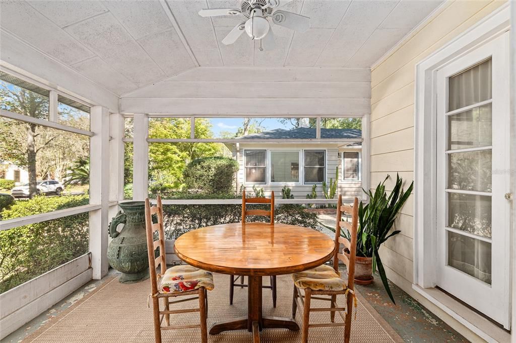 合同活跃: $349,900 (2 贝兹, 1 浴室, 1186 平方英尺)