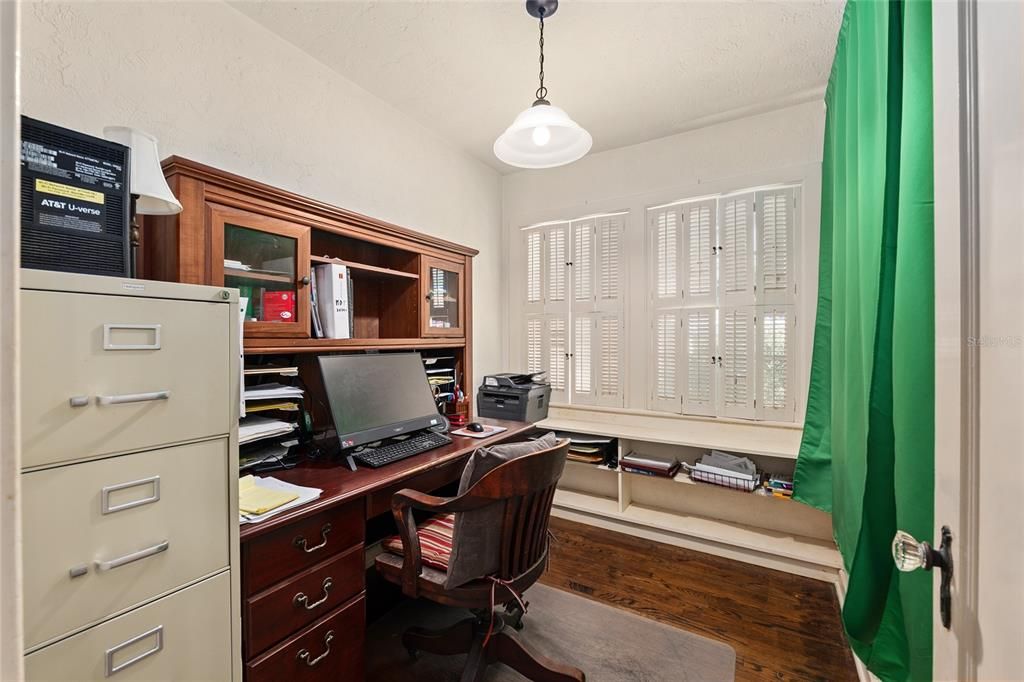 合同活跃: $349,900 (2 贝兹, 1 浴室, 1186 平方英尺)