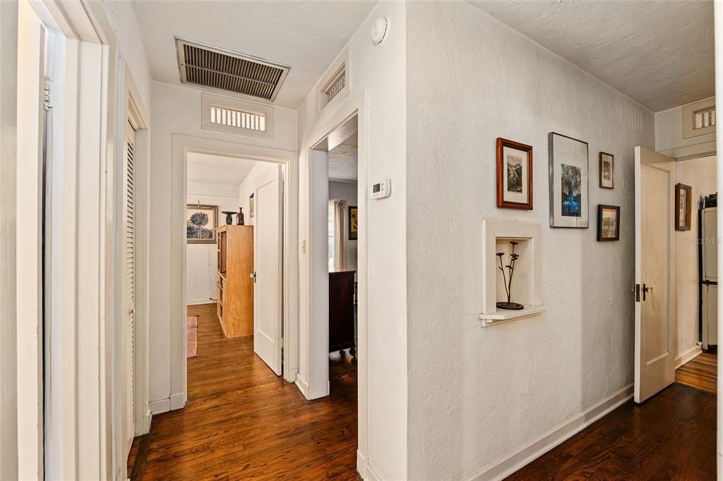 合同活跃: $349,900 (2 贝兹, 1 浴室, 1186 平方英尺)