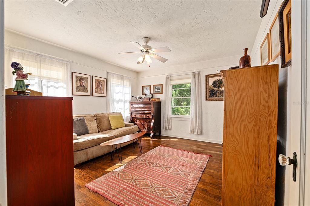 合同活跃: $349,900 (2 贝兹, 1 浴室, 1186 平方英尺)