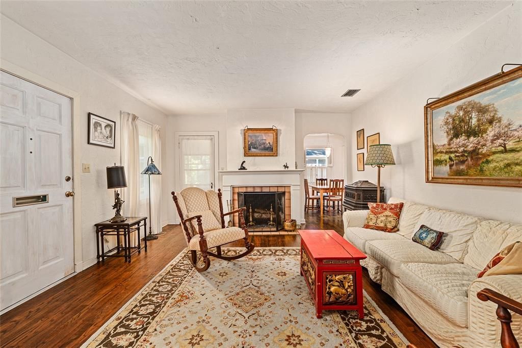 合同活跃: $349,900 (2 贝兹, 1 浴室, 1186 平方英尺)