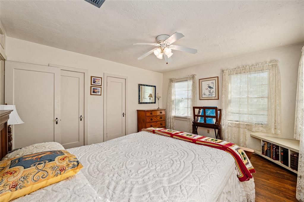 合同活跃: $349,900 (2 贝兹, 1 浴室, 1186 平方英尺)