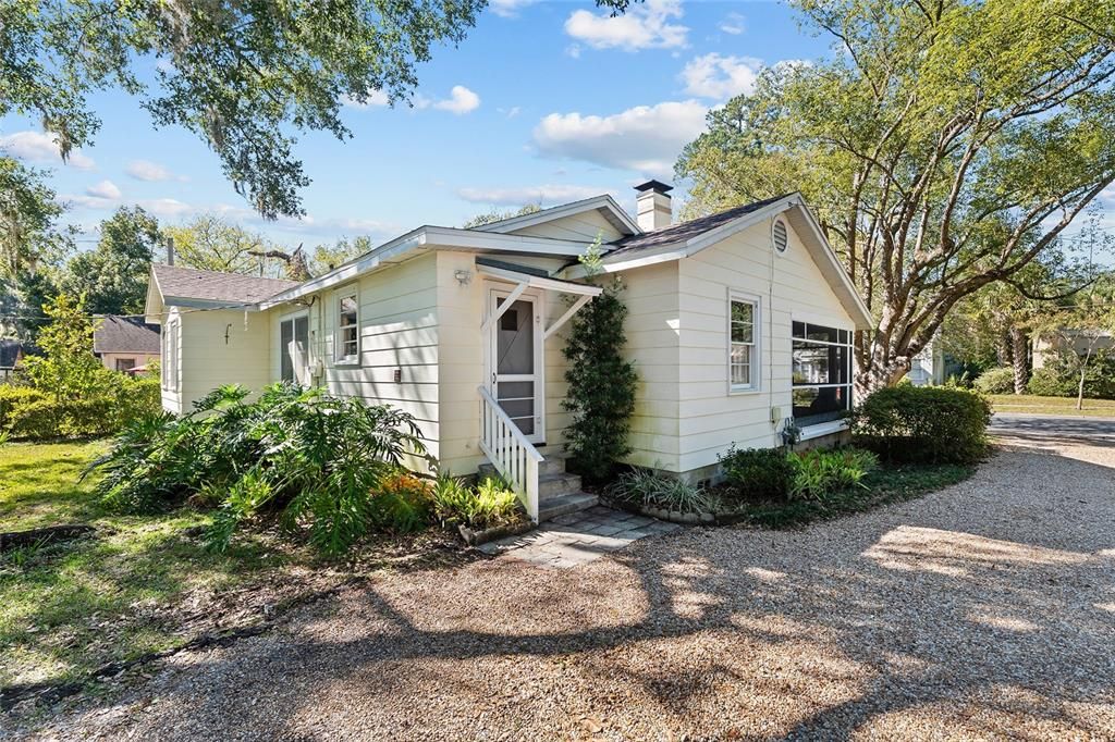 合同活跃: $349,900 (2 贝兹, 1 浴室, 1186 平方英尺)