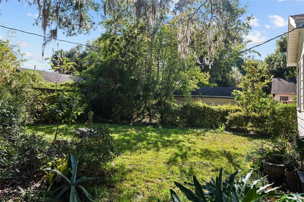 合同活跃: $349,900 (2 贝兹, 1 浴室, 1186 平方英尺)