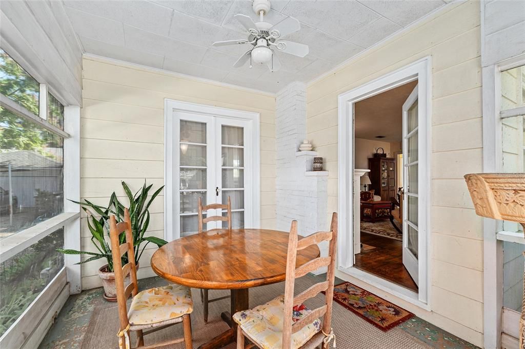 合同活跃: $349,900 (2 贝兹, 1 浴室, 1186 平方英尺)