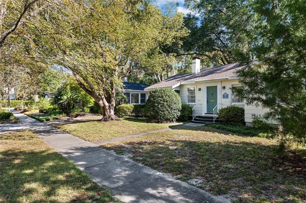 合同活跃: $349,900 (2 贝兹, 1 浴室, 1186 平方英尺)