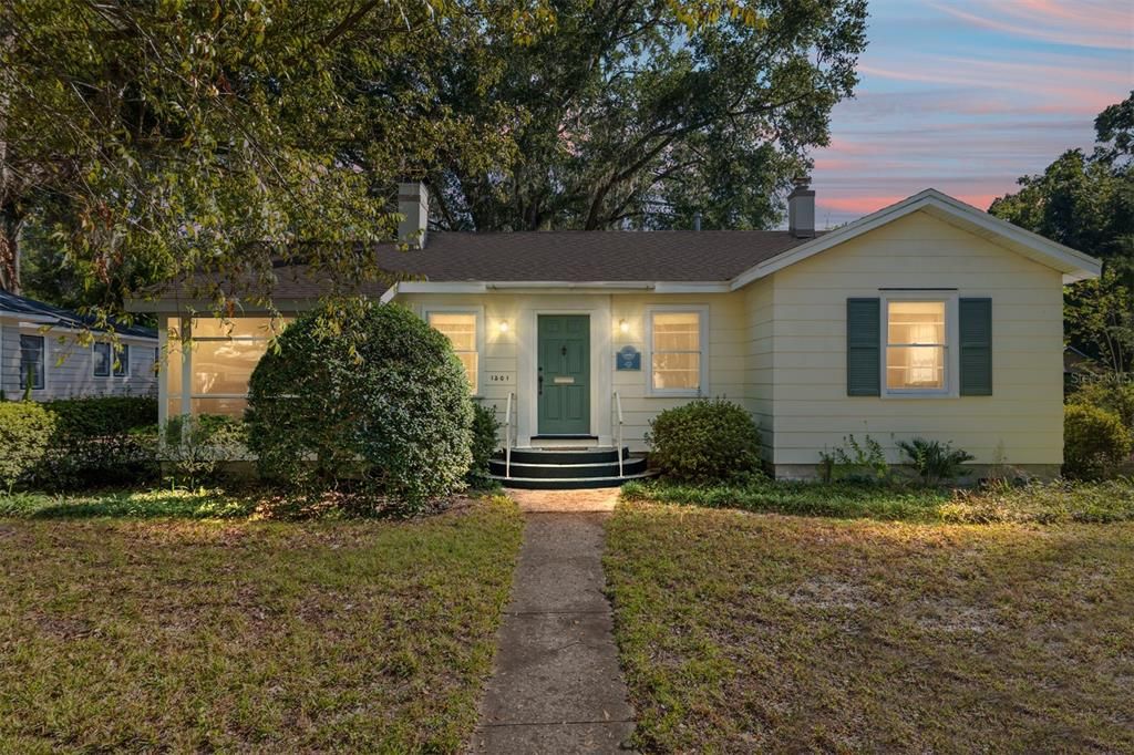 合同活跃: $349,900 (2 贝兹, 1 浴室, 1186 平方英尺)