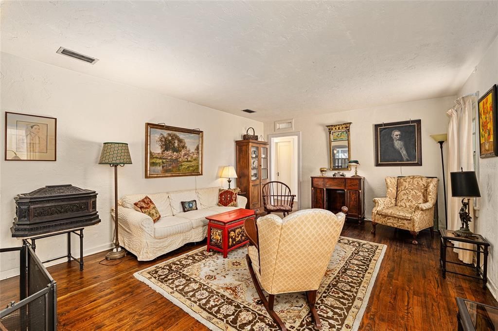 合同活跃: $349,900 (2 贝兹, 1 浴室, 1186 平方英尺)