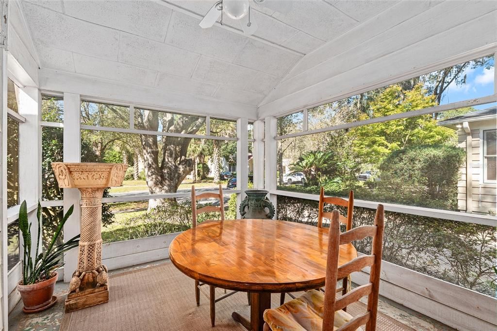 合同活跃: $349,900 (2 贝兹, 1 浴室, 1186 平方英尺)