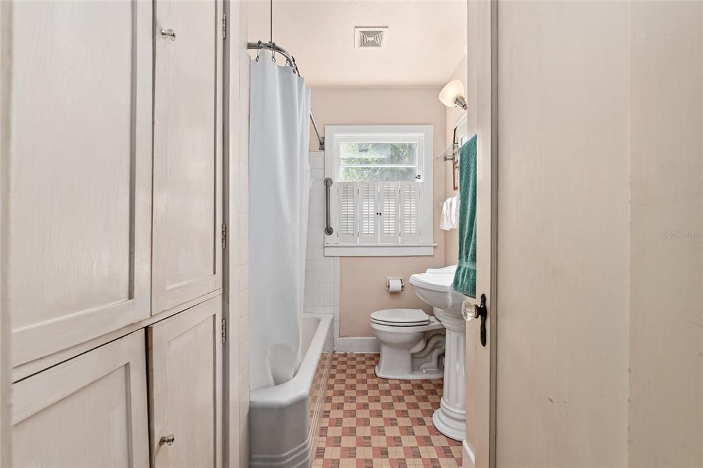 合同活跃: $349,900 (2 贝兹, 1 浴室, 1186 平方英尺)