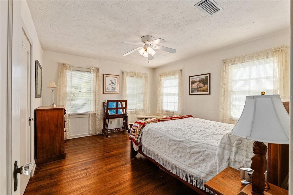 合同活跃: $349,900 (2 贝兹, 1 浴室, 1186 平方英尺)