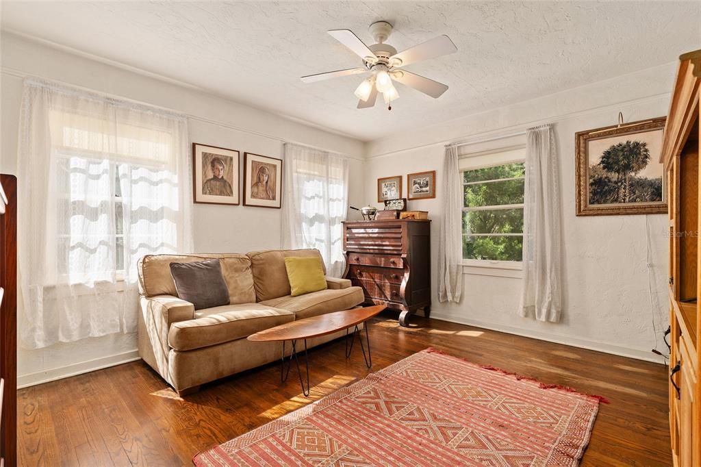 合同活跃: $349,900 (2 贝兹, 1 浴室, 1186 平方英尺)