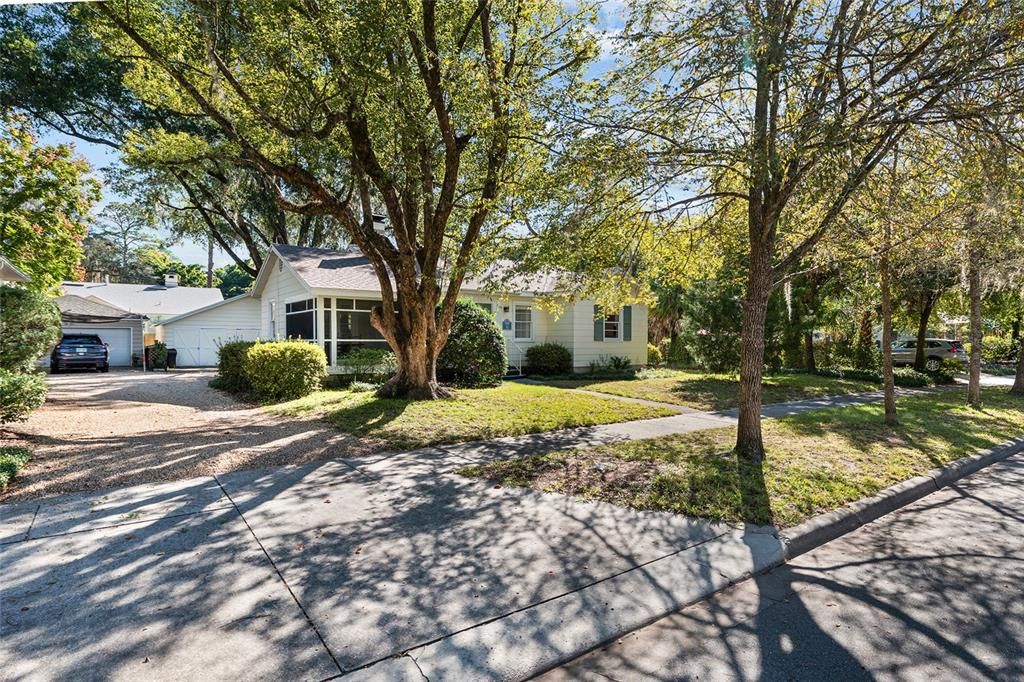 合同活跃: $349,900 (2 贝兹, 1 浴室, 1186 平方英尺)