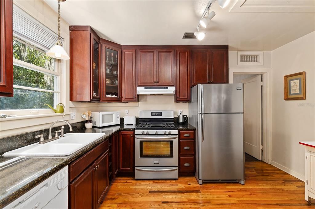 合同活跃: $349,900 (2 贝兹, 1 浴室, 1186 平方英尺)