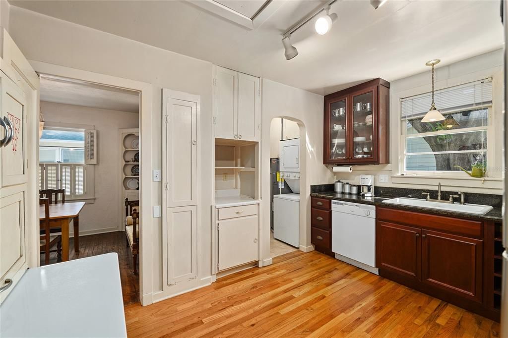 合同活跃: $349,900 (2 贝兹, 1 浴室, 1186 平方英尺)