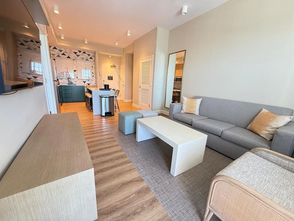 待售: $370,000 (1 贝兹, 1 浴室, 734 平方英尺)