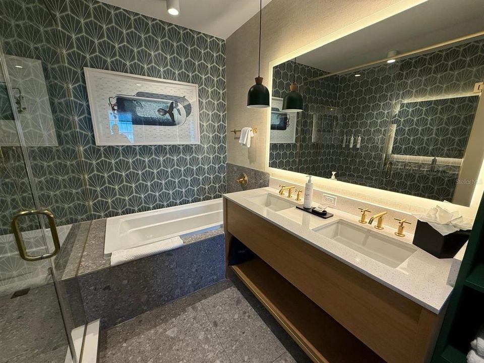 待售: $370,000 (1 贝兹, 1 浴室, 734 平方英尺)