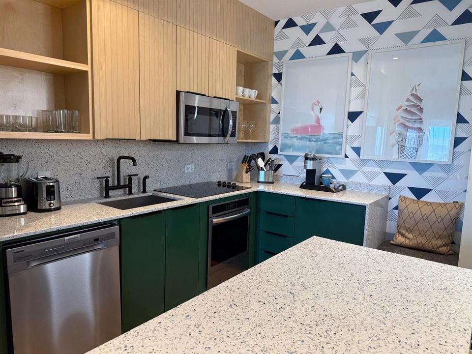 待售: $370,000 (1 贝兹, 1 浴室, 734 平方英尺)