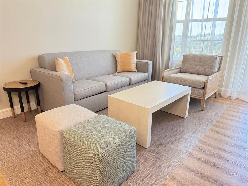 待售: $370,000 (1 贝兹, 1 浴室, 734 平方英尺)