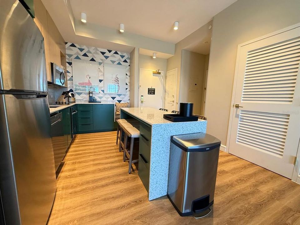 待售: $370,000 (1 贝兹, 1 浴室, 734 平方英尺)