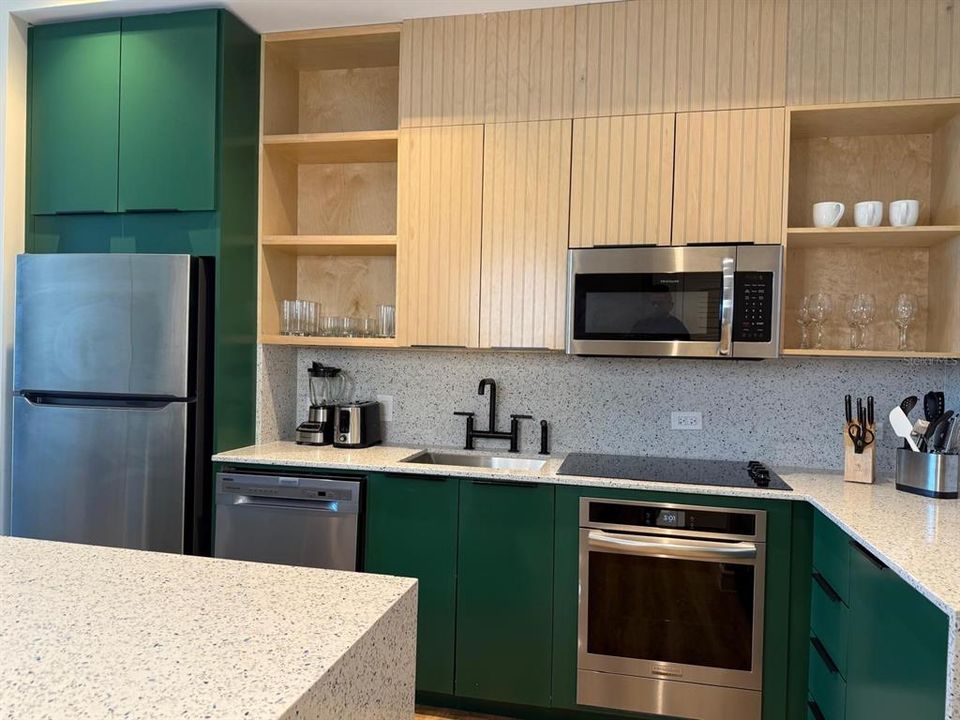 待售: $370,000 (1 贝兹, 1 浴室, 734 平方英尺)