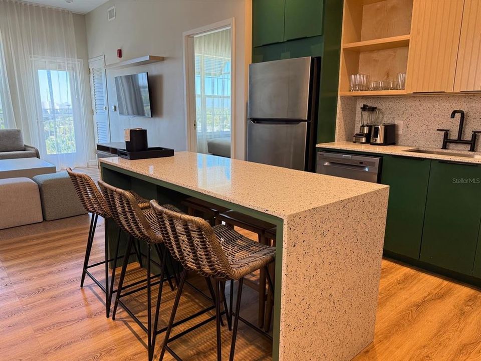 待售: $370,000 (1 贝兹, 1 浴室, 734 平方英尺)